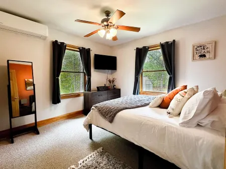 New Beautiful Lakefront Home on Belleau Lake! 500ft of Waterfront! Отели в г. Уэйкфилд