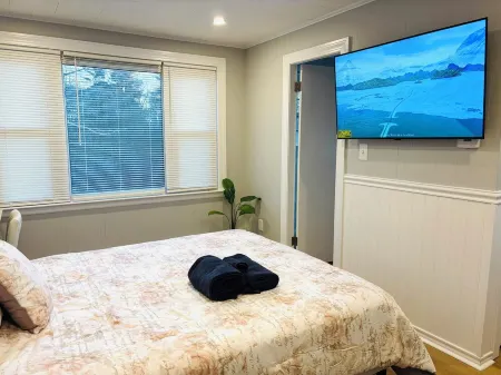 1-bedroom unit with Private Entrance/ Laundry/Kitchen/Parking