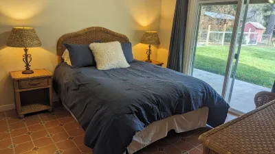 Serene Farmhouse with Pond & Forest View in Beautiful Grass Valley Hotels in der Nähe von Empire Mine State Historic Park