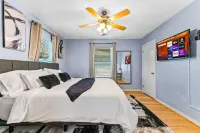 Sunset Serenity -Lakefront- HotTub - TheatreRoom - FirePit - GameRoom - BoatDock