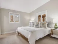 Stylish & Spacious Home with Hot Tub & 3-Season Deck Ξενοδοχεία στην πόλη Douglas