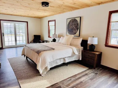 WATERFRONT 5-bedroom house on Dodge Pond in Rangeley Quill Hill Access Road 주변 호텔