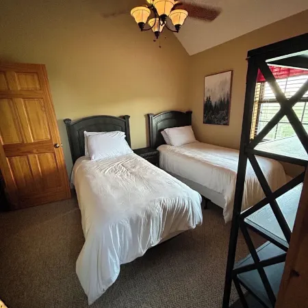 Charming 3-bedroom cabin with AC and WiFi at Barren River Lake in Lucas, KY