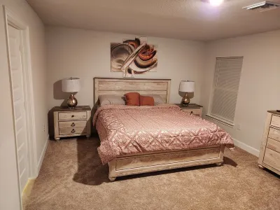 Beautiful and charming home Hotels near Speedway
