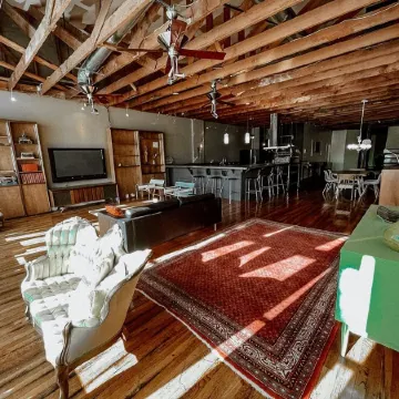 Downtown loft apartment with excellent views, furnishings and location on square