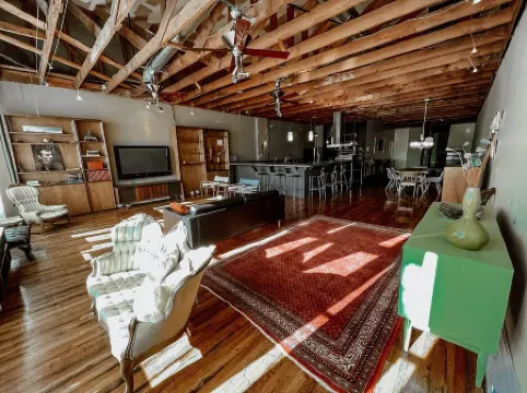 Downtown loft apartment with excellent views, furnishings and location on square