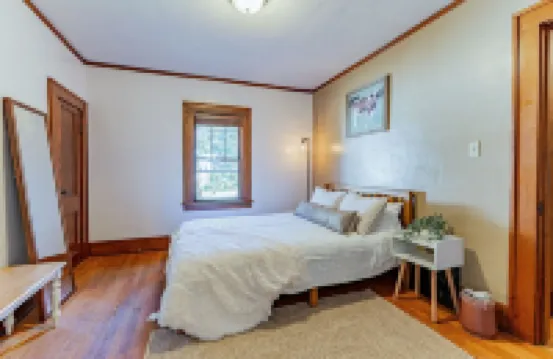Modern Bungalow: spacious 3BR home near downtown Champaign & campus