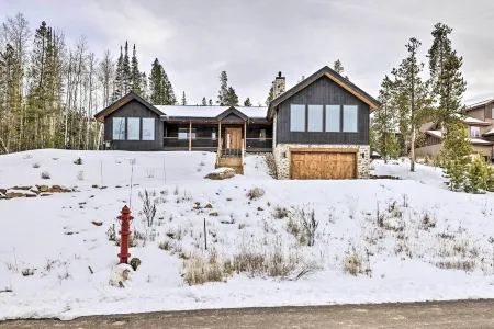 New Modern Mountain Retreat with Level 2 EV Charger