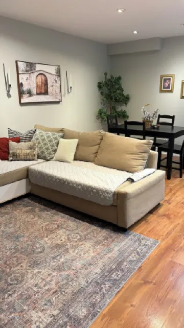 Beautiful Priv. bsmt 2B 1Bath apartment w/ parking