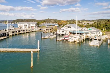 The Landing Overwater. Bay of Islands, NZ. Отели в г. Опуа