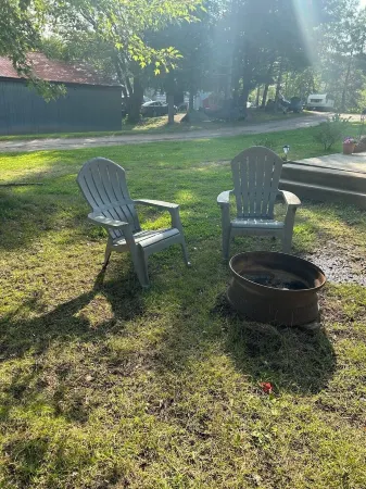 Cozy two bedroom cabin shores of Lake Nipissing. Enjoy the pool and lake views. Отели в г. Ниписсинг