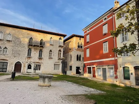 Historic Apartment, in pedestrian zone 50 mt from the sea. Отели в г. Пореч