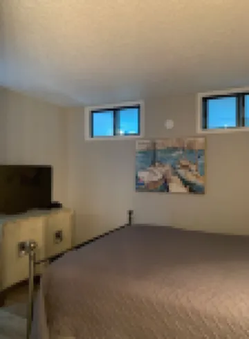 Immaculate Condo. Pool, Jacuzzi. Balcony with Waterfront and Nightly Sunset.