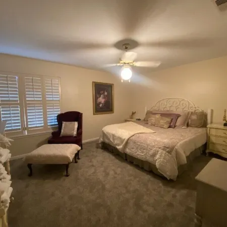 BestStays@King Bee. Large Groups OK.TVs in rooms and Newly Fenced Backyard