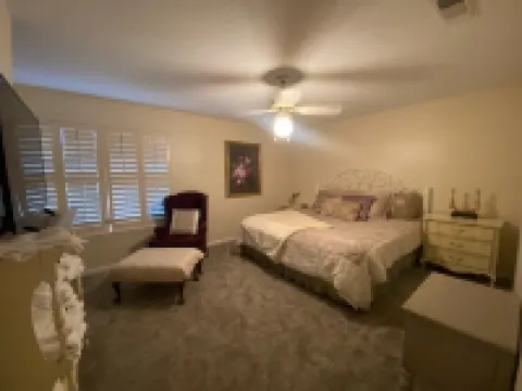 BestStays@King Bee. Large Groups OK.TVs in rooms and Newly Fenced Backyard