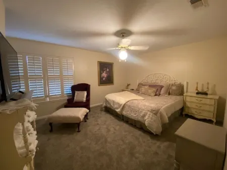 BestStays@King Bee. Large Groups OK.TVs in rooms and Newly Fenced Backyard