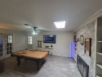 Cheerful desert oasis home with a privacy hot tub! 1 minute to new hospital! Отели рядом с достопримечательностью «Noshirwani Kairasp C MD»