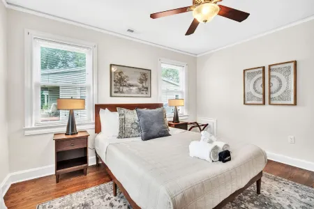 Chic 3BR Home: Pet Friendly, Near Furman & Parks Отели в г. Санс Сауси