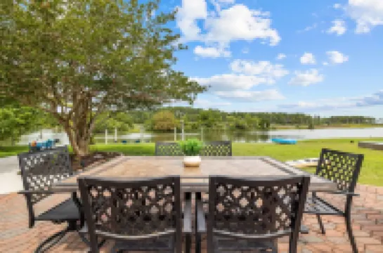 WATERFRONT*SEMI-PRIVATE BEACH*KING BD* DUAL DESK WORKSTATIONS* BLAZING FAST WIFI