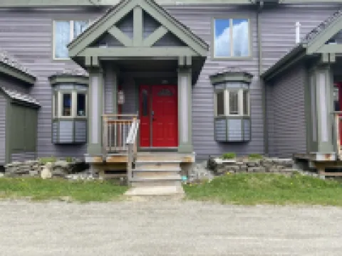 Jay Peak 4BR/3.5BA Ski-in/out Townhome