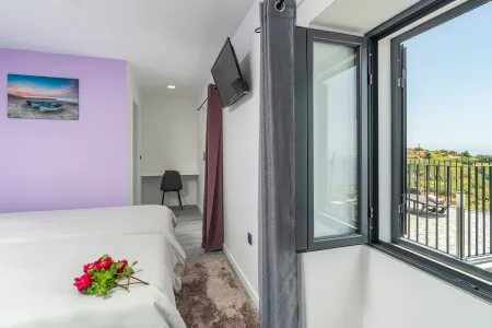 Casa da Portada, by the fountain with views to Calheta Отели в г. Lombo Do Doutor