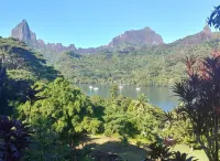 Beautiful Private Home with Stunning Views of Opunohu Bay