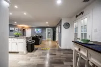 Mega House: 7 bed 3 bath! King & Queen beds!