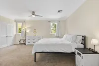 Large Family Accommodation with Pool and great location. Steps from Atlantis! Các khách sạn gần The Dig