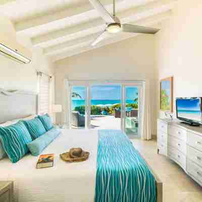 Sapodilla BEACHFRONT Luxury Villa!  Sunsets, views, private pool, kayaks & more! Rooms