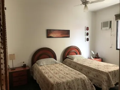 Incredible and spacious family apartment in Enseada one block from the beach Hotell i Jardim Tres Marias