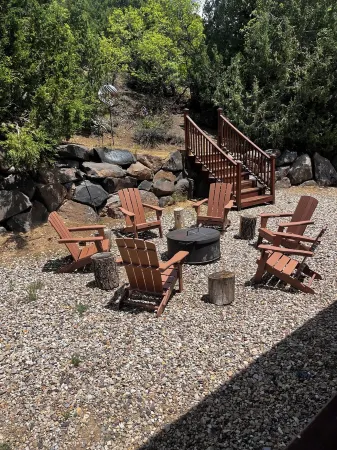 Private Luxury Cabin on 5 Acres, 4Bd 2.5ba Perfect Base Camp to N. Parks!