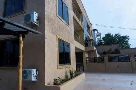 2 Bedrooms Apartment, 4 Guests, Starlink WiFi, Dstv, Netflix, Free Parking Отели рядом с Аэропорт Такоради
