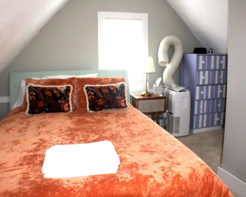 Cozy Pet Friendly House Next To Train Hotels in Canton