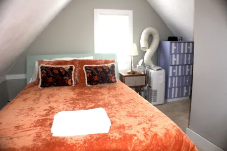 Cozy Pet Friendly House Next To Train Отели в г. Кантон