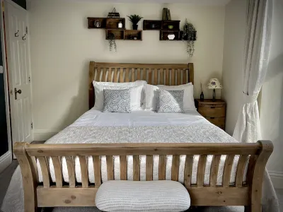 Period apartment, great views, in heart of historic town.