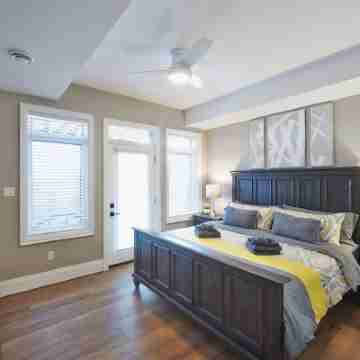 SRS  Sunrise Suite ~ Private 2 King Apartment with Parking Rooms