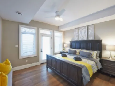 SRS  Sunrise Suite ~ Private 2 King Apartment with Parking โรงแรมในคิตเชเนอร์