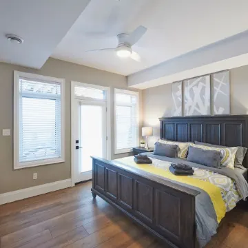 SRS  Sunrise Suite ~ Private 2 King Apartment with Parking