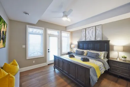 SRS  Sunrise Suite ~ Private 2 King Apartment with Parking