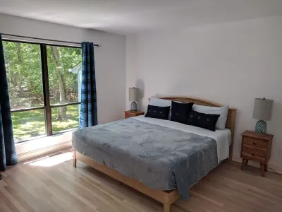 Beautiful newly renovated house with hot tub Hotel in zona Foster Memorial Beach