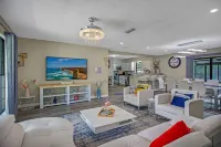 SWEET HOME With Private Pool, Patio,& Huge backyard.