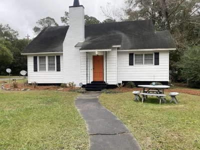 Cheerful Spacious 4 Bedroom 2 Bath & plenty parking Hotels near Walmart Supercenter