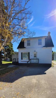Newly renovated home in the heart of Cochrane close to lake and downtown Hotels in Cochrane