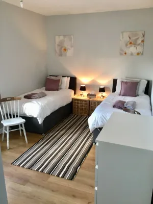 BUDGET ACCOMMODATION MINS FROM JUNCTION 30M1 FREE PARKING.  Chesterfield 맥그레거스 연못 주변 호텔