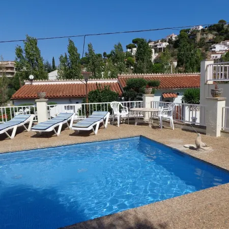 I villa with private pool, large garden, porch, terrace and playground.