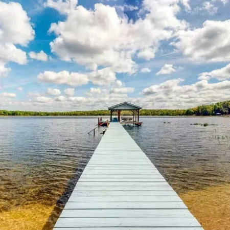 LAKE FRONT PROPERTY WITH BEACH, DOCK AND GAME ROOM, 30 MIN TO GAINSVILLE