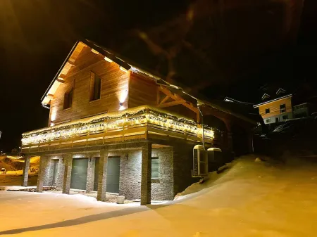 Grand Chalet Avec Piscine et Jacuzzi Отели в г. Аньер-ан-Деволюи