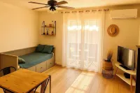 Cozy Beachside Stay – A/C, Wi-Fi, Comfort & Calm