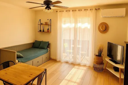 Cozy Beachside Stay – A/C, Wi-Fi, Comfort & Calm
