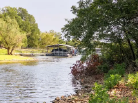 Cozy Cottage Located on the South Side of Grand Lake Hotels in Craig County